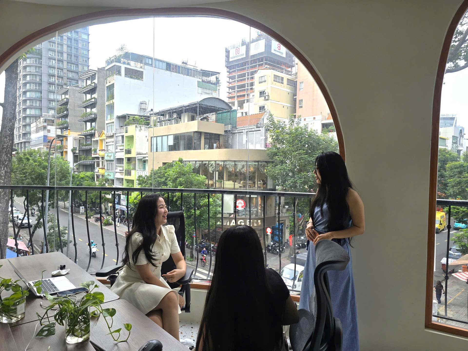 Không gian làm việc Saigon Coworking Quận 1 với ánh sáng tự nhiênKhông gian làm việc nhiều ánh sáng tự nhiên tại Saigon Coworking Quận 1.